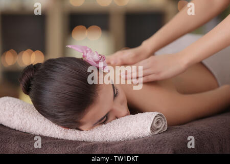 Junge Frau mit Massage im Spa Salon Stockfoto