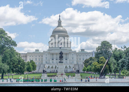 West Front die US-Kapitol in Washington, DC an einem luftigen Sommer. Ulysses S. Grant Memorial ist vor. Stockfoto