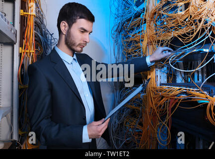 IT-Techniker, Der Im Serverraum Oder Rechenzentrum Arbeitet Der ...