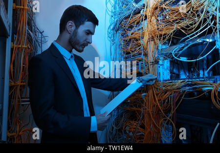 Hübscher junger Ingenieur im Server Raum Stockfoto