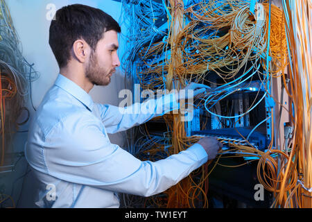 Hübscher junger Ingenieur im Server Raum Stockfoto