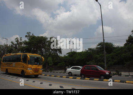 Verkehr auf der Straße, Neu-Delhi, Indien Stockfoto