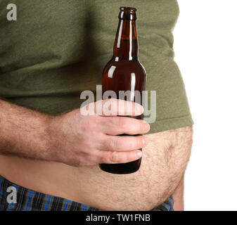 Mann mit großen Bauch holding Flasche Bier auf weißem Hintergrund Stockfoto