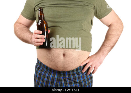 Mann mit großen Bauch holding Flasche Bier auf weißem Hintergrund Stockfoto