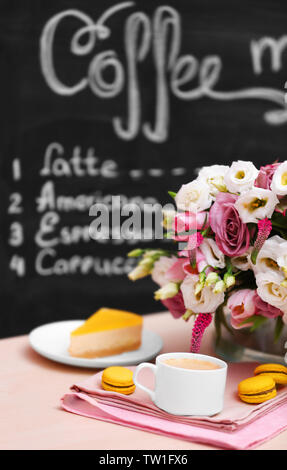 Tasse Kaffee, leckeren Kuchen und Schönen Blumenstrauß im Cafe Stockfoto