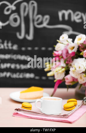 Tasse Kaffee, leckeren Kuchen und Schönen Blumenstrauß im Cafe Stockfoto