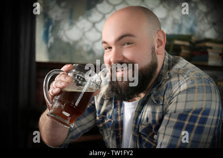 Bärtiger Mann trinkt Bier im Pub Stockfoto