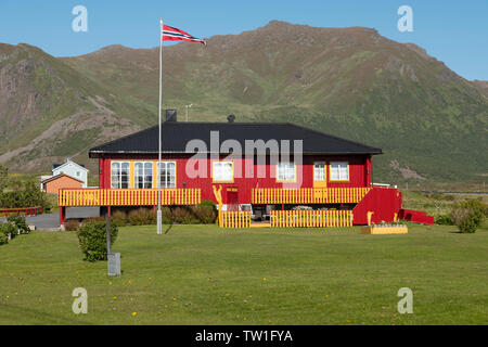 Traditionelles rotes Haus in Vesteralen, Norwegen. Stockfoto