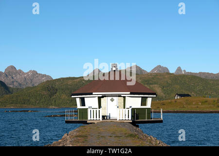 Norwegische traditionelle BBQ Kabine mit Unterkunft, Vesteralen, Norwegen. Stockfoto