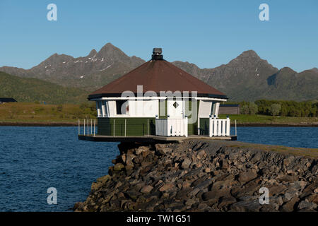 Norwegische traditionelle BBQ Kabine mit Unterkunft, Vesteralen, Norwegen. Stockfoto