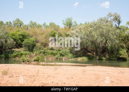 Daly River Szene mit Buschland, Sandstrand und blauer Himmel in Daly im Northern Territory von Australien Stockfoto