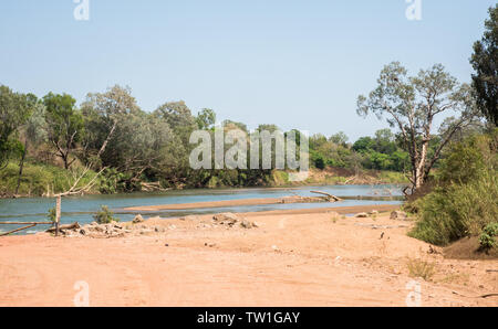 Daly River Szene mit Buschland, Sandstrand und blauer Himmel in Daly im Northern Territory von Australien Stockfoto