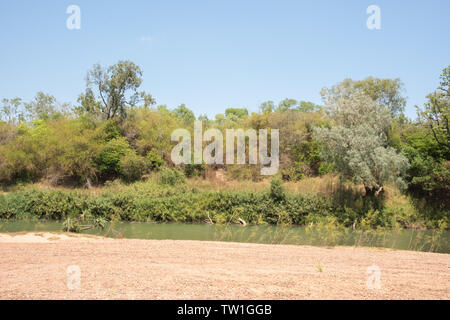 Daly River Szene mit Buschland, Sandstrand und blauer Himmel in Daly im Northern Territory von Australien Stockfoto