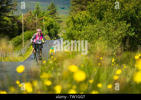 Ardara, County Donegal, Irland. 18. Juni 2019. Touristen aus Deutschland genießen die Sonne zwischen Duschen auf Ihren Radurlaub. Credit: Richard Wayman/Alamy leben Nachrichten Stockfoto