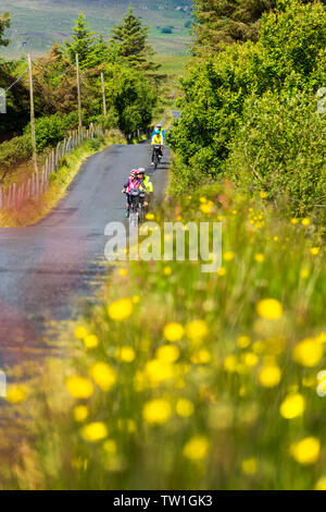 Ardara, County Donegal, Irland. 18. Juni 2019. Touristen aus Deutschland genießen die Sonne zwischen Duschen auf Ihren Radurlaub. Credit: Richard Wayman/Alamy leben Nachrichten Stockfoto