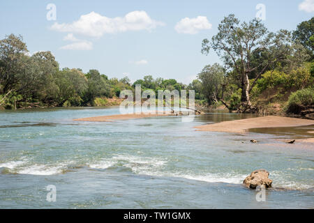 Daly River Szene mit Buschland, Sandstrand und blauer Himmel in Daly im Northern Territory von Australien Stockfoto