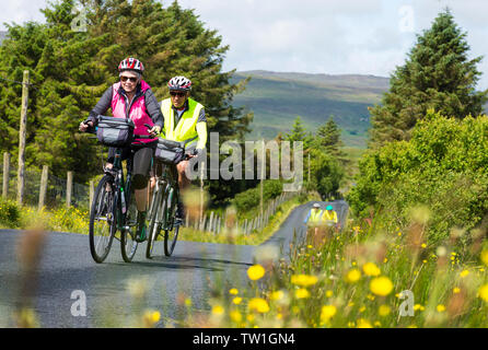 Ardara, County Donegal, Irland. 18. Juni 2019. Touristen aus Deutschland genießen die Sonne zwischen Duschen auf Ihren Radurlaub. Credit: Richard Wayman/Alamy leben Nachrichten Stockfoto