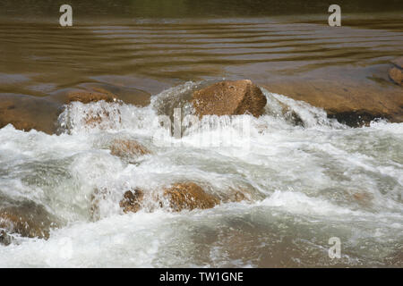 Detail der Daly River Water über natürliche Felsen im Northern Territory von Australien hetzen Stockfoto