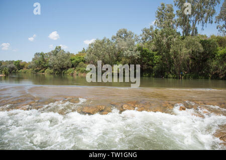 Atemberaubende Daly River grün mit fließenden Gewässern über Riverbed Felsen im Northern Territory von Australien Stockfoto