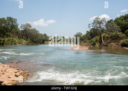 Daly River Szene mit Buschland, Sandstrand und blauer Himmel in Daly im Northern Territory von Australien Stockfoto