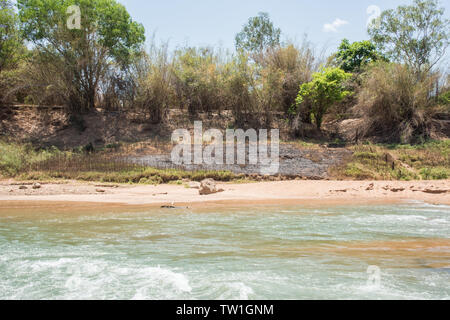 Daly River Szene mit Buschland, Sandstrand und blauer Himmel in Daly im Northern Territory von Australien Stockfoto