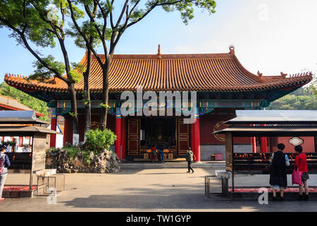 Menschen in Yuantong - Traditionelle Chinesische buddhistischer Tempel. Stockfoto