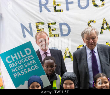 London, 18. Juni 2019 Sichere passage Kampagne; eine Kampagne für sicheres Geleit für unaccompaned Flüchtlingskinder abgebildeten Tim Faron MP (ldft) Herr Dubs (rechts) Credit Ian Davidson/Alamy Leben Nachrichten zu gewährleisten. Stockfoto