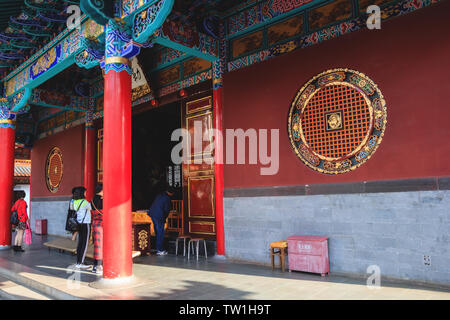 Die Menschen in der traditionellen chinesischen buddhistischen Tempel. Stockfoto