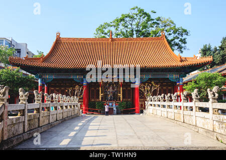 Brücke und Halle in der traditionellen chinesischen buddhistischen Tempel. Stockfoto