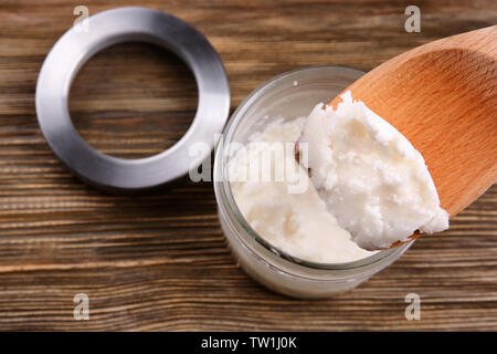 Frische Kokosnuss Öl auf holzspachtel, Nahaufnahme Stockfoto
