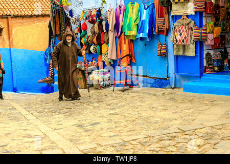 CHEFCHAOUEN, MAROKKO - April 24, 2019: Bunte marokkanische Stoffen und handgefertigte Souvenirs auf der Straße in die blaue Stadt Chefchaouen, Marokko, Afrika. Stockfoto