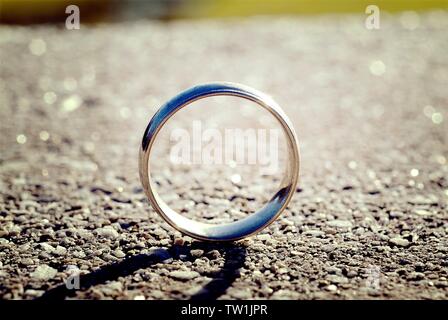 ECLIPSE der Schatten eines Gold Ring ist dunkel in den Stein Einfassung auf durch die Sonnen Licht sitzt verbrannt. Stockfoto
