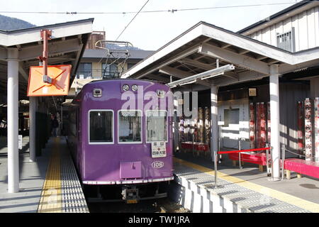 Purple Straßenbahn Zug der Randen Arashiyama Leitung am Bahnhof Shijo-Omiya, Shimogyo-ku, Kyoto, Japan warten Stockfoto