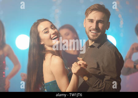 Freunde Spaß an der Party im Night Club Stockfoto