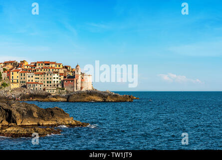 Alte Dorf Tellaro und das Mittelmeer mit der Kirche San Giorgio (St. George) in den Golf von La Spezia, Lerici, Ligurien, Italien, Europa Stockfoto