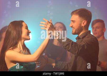 Freunde Spaß an der Party im Night Club Stockfoto