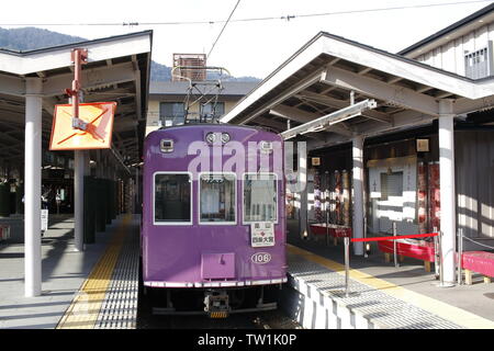 Purple Straßenbahn Zug der Randen Arashiyama Leitung am Bahnhof Shijo-Omiya, Shimogyo-ku, Kyoto, Japan warten Stockfoto