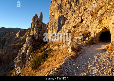 Die Strada delle 52 Gallerie (Straße von 52 Tunnel), Pasubio Massiv, der Provinz Vicenza, Venetien, Italien, Europa. Stockfoto