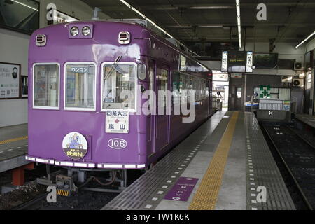 Purple Straßenbahn Zug der Randen Arashiyama Leitung am Bahnhof Shijo-Omiya, Shimogyo-ku, Kyoto, Japan warten Stockfoto