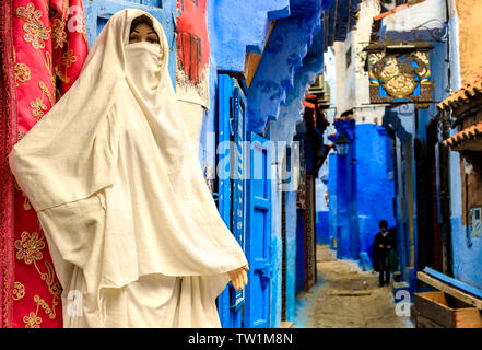 CHEFCHAOUEN, MAROKKO - April 24, 2019: Bunte marokkanische Stoffen und handgefertigte Souvenirs auf der Straße in die blaue Stadt Chefchaouen, Marokko, Afrika. Stockfoto