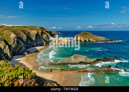 Zambujeira do Mar, Alentejo, Portugal, der Praia dos Alteirinhos Stockfoto