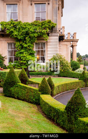 MacDonald Hotel Spa mit georgianischer Architektur und formellen Gärten in Bath, England. Stockfoto