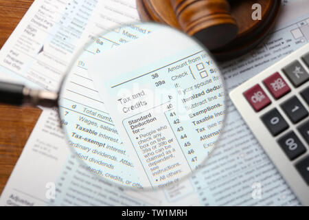 Einkommensteuererklärung Form durch das Vergrößerungsglas Stockfoto