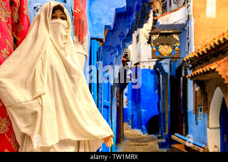 CHEFCHAOUEN, MAROKKO - April 24, 2019: Bunte marokkanische Stoffen und handgefertigte Souvenirs auf der Straße in die blaue Stadt Chefchaouen, Marokko, Afrika. Stockfoto