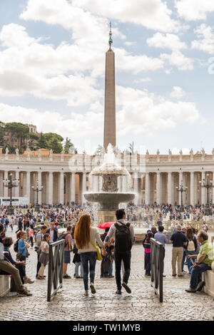 Vatikanstadt - 27. APRIL 2019: Touristen in Saint Peter's Square, Piazza di San Pietro. Paar Hände halten, Vatikanstadt. Stockfoto