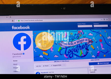 Prag, tschechische Republik - 18. JUNI 2019: Goldene bitcoin liegend Homepage von Facebook starten Digital Wallet Calibra und cryptocurrency Waage am 18. Juni, Stockfoto