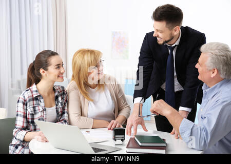 Familie Beratung Notar im Büro Stockfoto