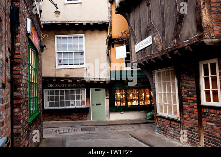 Kleine Scherereien im mittelalterlichen York, England, überhängende Fachwerkhäuser. Stockfoto