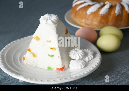 Traditionelle Quark Ostern Kuchen mit kandierten Früchten auf Tisch Stockfoto