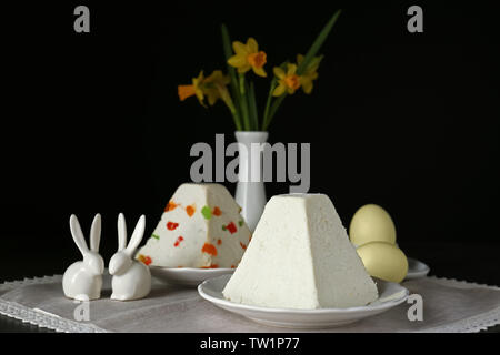 Traditionelle Quark Ostern Kuchen auf schwarzem Hintergrund Stockfoto